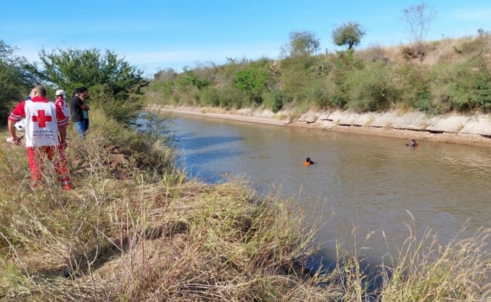 Buzos buscan a tres jóvenes que cayeron en un auto a canal en Sinaloa