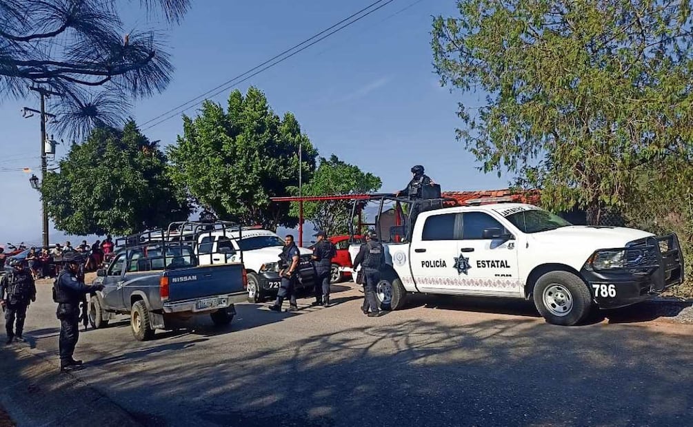 Este lunes, elementos de corporaciones federales y estatales colocaron retenes en los accesos del municipio, como parte del operativo de búsqueda. Foto: Especial