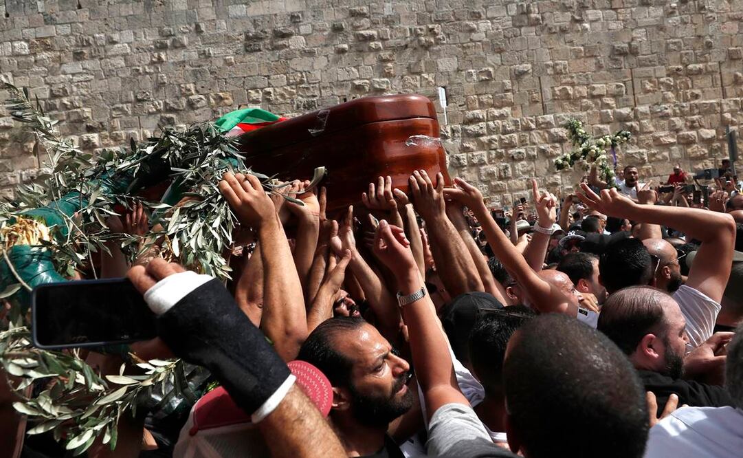 VIDEO El drama en funeral de la periodista palestina