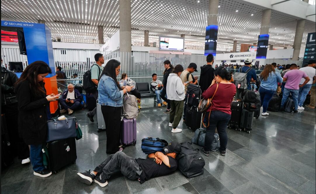 Miles de pasajeros se encuentran varados en el AICM en espera que las aerolíneas les reprograman sus vuelos, después de que el domingo se registró una intensa tormenta en la Ciudad de México, el 11 de agosto de 2025. Foto: Diego Simón Sánchez/EL UNIVERSAL