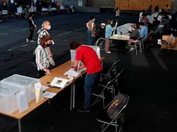 Cierran casillas y comienza el conteo de votos en Chile