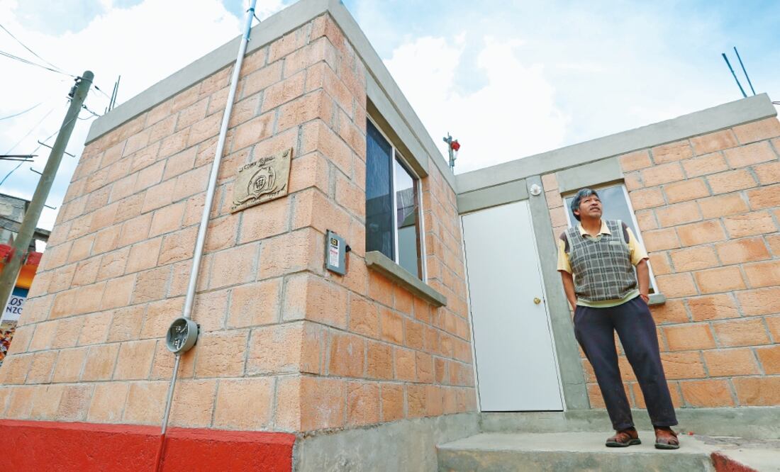 Jerónimo Romero recuerda que los restos de su casita de adobe quedaron regados sobre la calle tras el movimiento telúrico; cerca de 40 vecinos lo ayudaron a recoger los restos y rescatar algunos de sus muebles. (ARIEL OJEDA. EL UNIVERSAL)