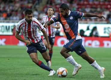 Puebla golea y hunde más a las Chivas