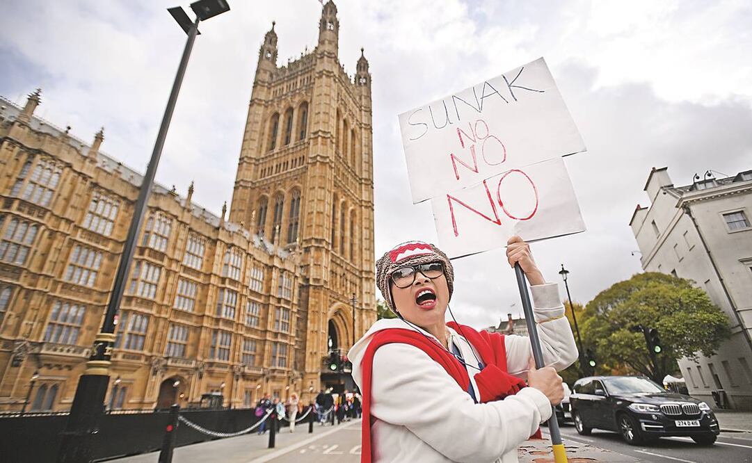 Una británica protestó ayer contra el excanciller Sunak frente al Parlamento, en Londres. Foto: Andy Rain/ EFE