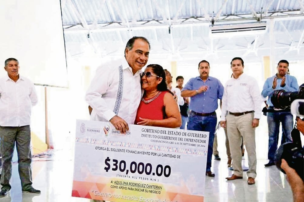 Héctor Astudillo argumentó que un importante porcentaje de la obra pública la hacen empresas guerrerenses, con lo cual se fortalece la economía del estado (ARCHIVO EL UNIVERSAL)