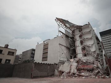 Alistan demolición de edificio en Zapata 56