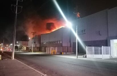 Incendio consume bodegas en zona industrial de Tlajomulco, Jalisco