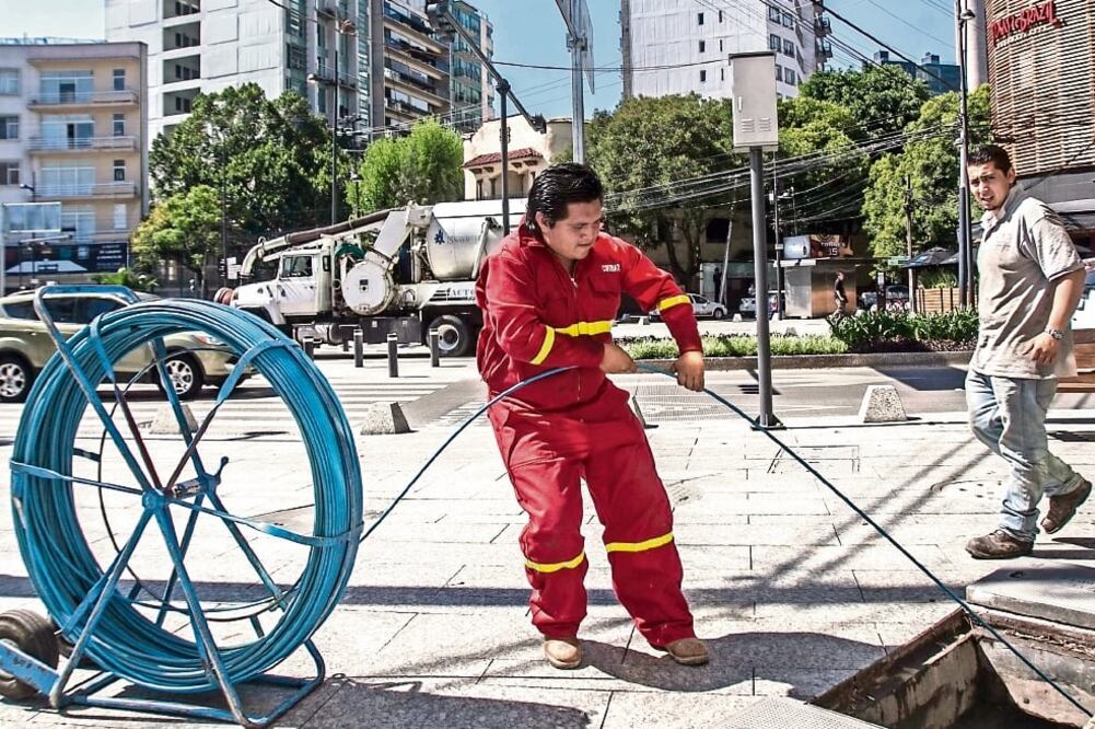 Requisito s. Para participar en la licitación de la Red Troncal las empresas concursantes deberán dar una garantía de seriedad por 200 mdp. (ARCHIVO EL UNIVERSAL)
