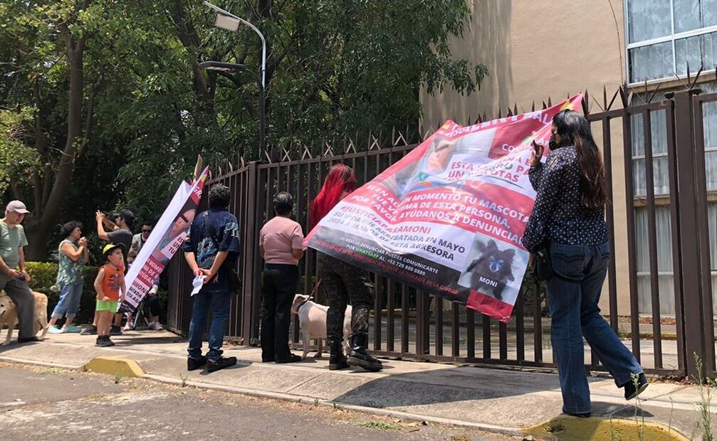 Vecinos colocaron mantas afuera de casa de la mujer a la que acusan de matar a la perrita "Moni". / Foto: Atenea Campuzano.