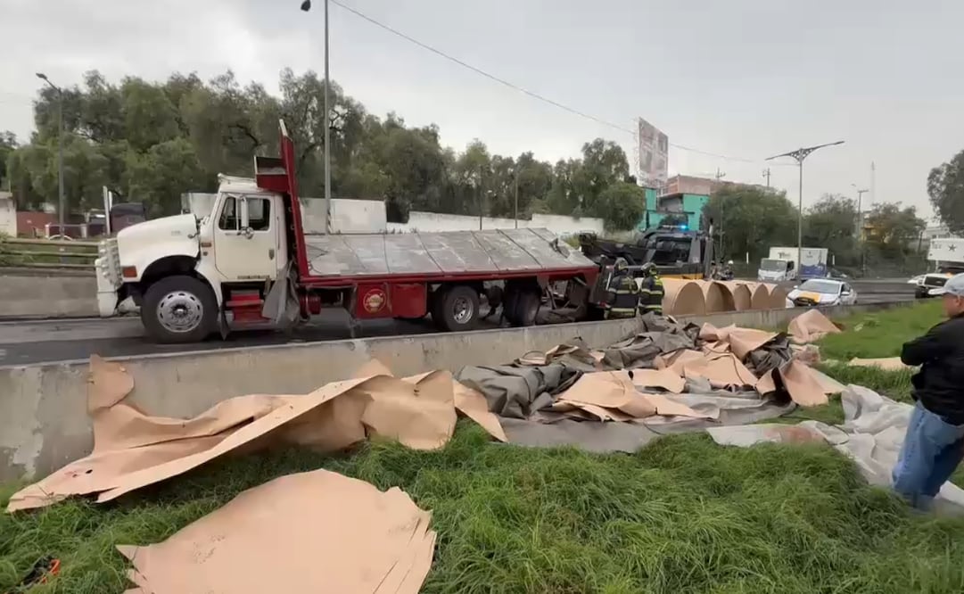 Vuelca tráiler en la México-Puebla; provoca afectaciones viales en Iztapalapa. Foto: Captura de pantalla
