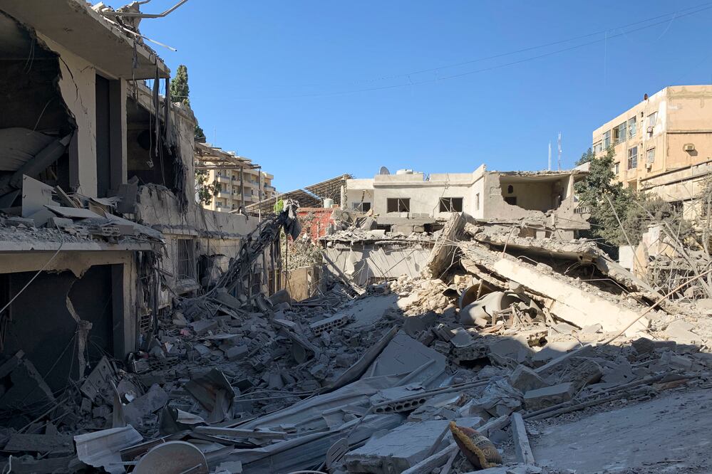 Edificios derrumbados durante una intensa oleada de bombardeos israelíes contra Tiro, en el sur del Líbano. Foto: de EFE/ Noemí Jabois