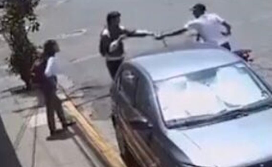 El asaltante retrocedió en su camino para asaltar a los estudiantes. Foto: Captura de video