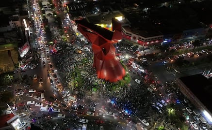 Aficionados celebran en Neza el triunfo de México; cientos se reúnen en la Glorieta del Coyote
