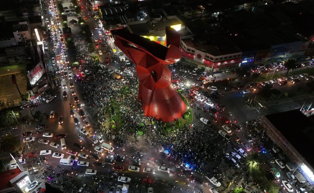 Celebración nocturna en Nezahualcóyotl luego del triunfo de la Selección Mexicana. Foto: Emilio Fernández