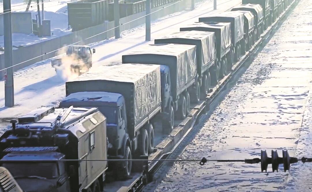 Vehículos militares se alistan para participar en ejercicios militares en Bielorrusia. Foto: AP