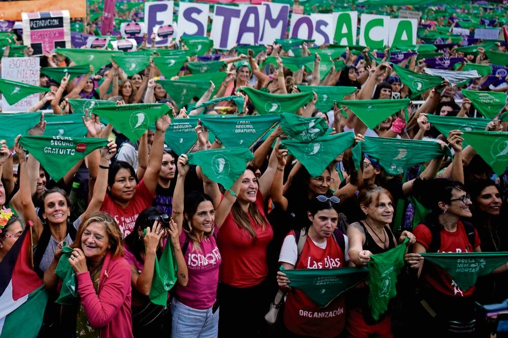 Argentinas con pañuelos verdes, un símbolo del derecho al aborto en América Latina, durante una marcha por el Día Internacional de la Mujer en Buenos Aires, el 8 de marzo. Foto: de Atacha Pisarenko. AP