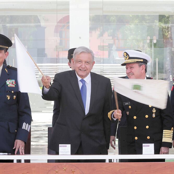 En la Base Aérea de Santa Lucía, Estado de México, Andrés Manuel López Obrador dio el banderazo de salida a tres aeronaves que viajaron a Baja California con libros de texto gratuitos.  PRESIDENCIA 