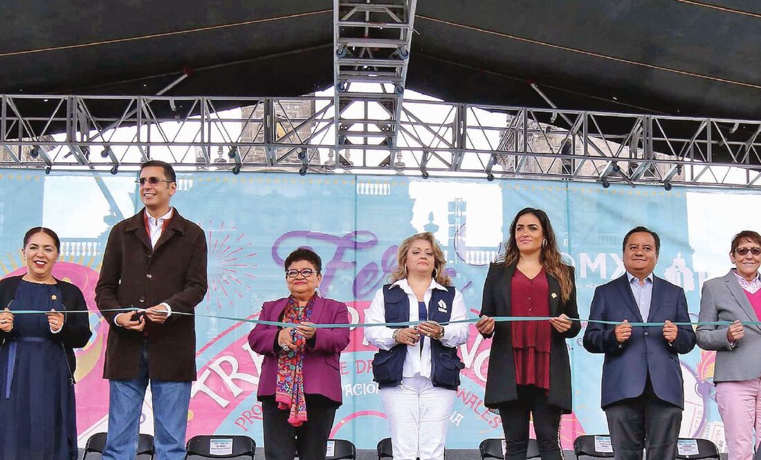 Ernestina Godoy (tercera de izquierda a derecha) durante la inauguración de la novena edición de la Feria de Transparencia en el Zócalo. Foto: ESPECIAL