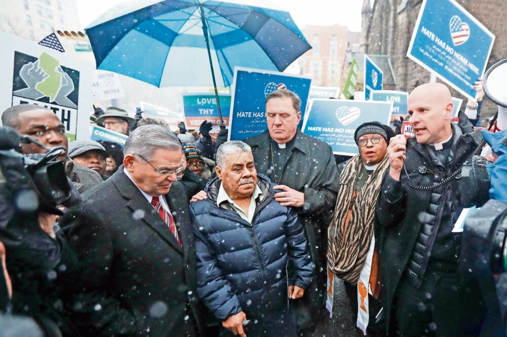 Catalino Guerrero (al centro), con el senador Bob Menendez (izquierda) y el cardenal Joseph Tobin, en Newark, previo a la audiencia del mexicano (JULIO CORTEZ. AP)