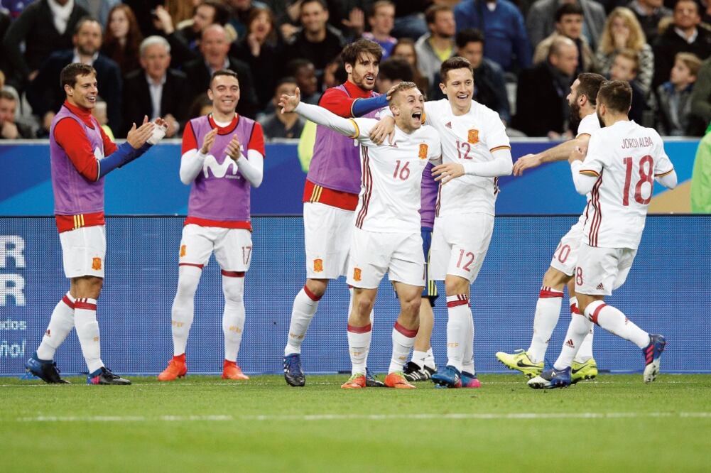 Los ibéricos salieron favorecidos por el VAR, en el duelo amistoso con los galos; aquí Deulofeu (c) celebró su tanto (YOAN VALAT. EFE)