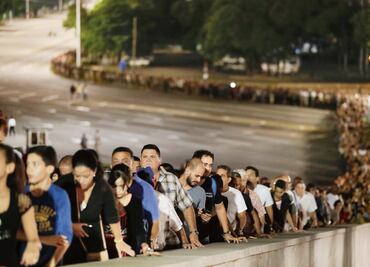 Miles despiden a Fidel; las cenizas están en otro lado