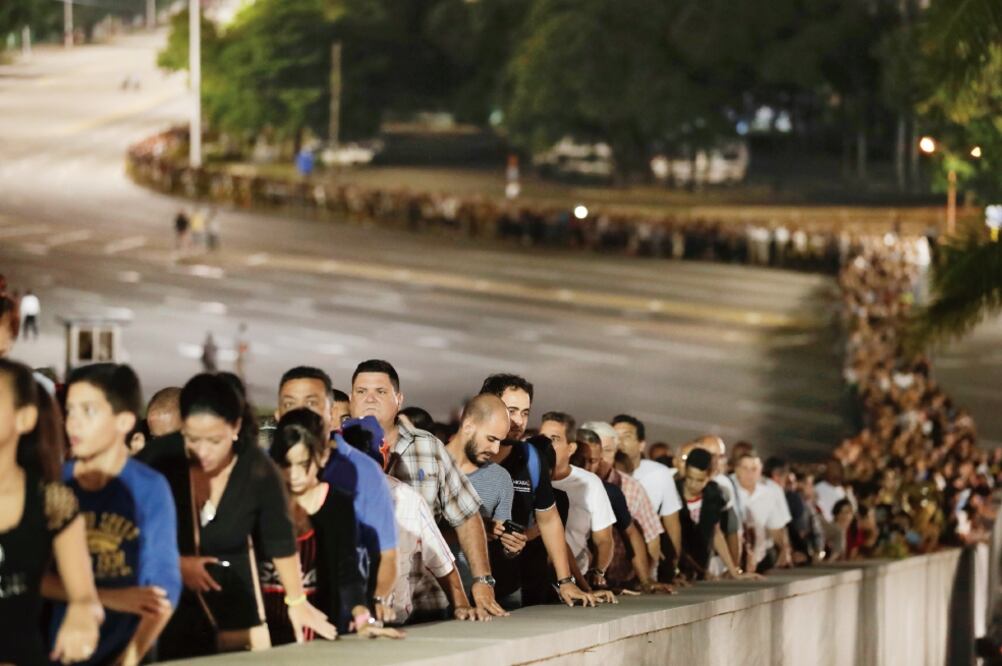 Cubanos y algunos turistas esperaron durante horas en una larga fila para rendir honores y dar el último adiós al líder de la Revolución. (FOTO: JORGE SERRATOS. EL UNIVERSAL)