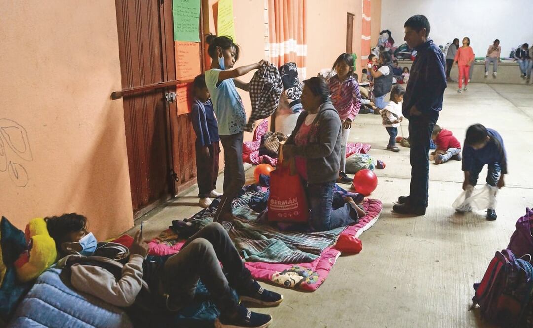 Familias completas se refugian a las afueras de la cocina comunitaria de Mier y Terán, uno de los pueblos de San Esteban que han sufrido ataques armados. Fotos: Edwin Hernández. EL UNIVERSAL