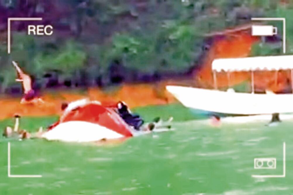 En la grabación hecha por un testigo se escucha cuando éste señala el peligro que corren muchachos por el sobrecupo de la embarcación (TOMADA DEL VIDEO)