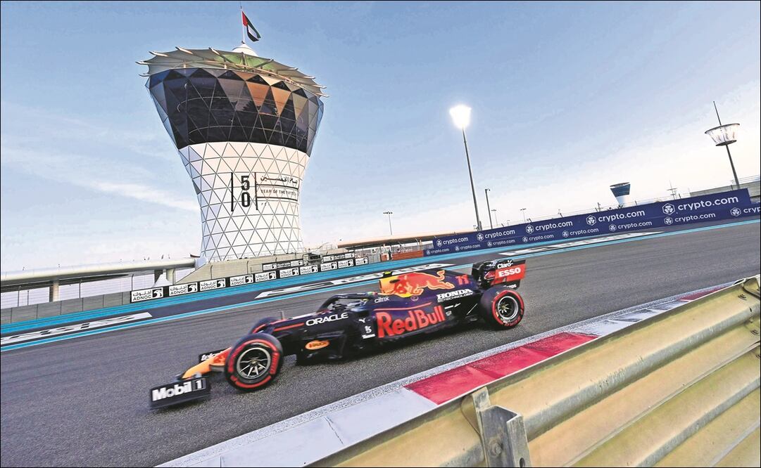 Checo Pérez en Abu Dhabi con Red Bull - Foto: AFP