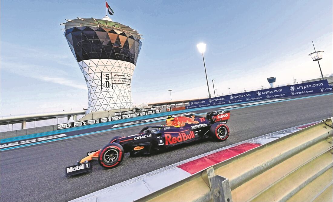 Checo Pérez en Abu Dhabi con Red Bull - Foto: AFP