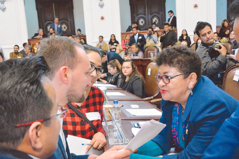 Ernestina Godoy (derecha), líder de la bancada de Morena en el Congreso, dijo que no iniciarán la Legislatura violando la nueva Constitución local.