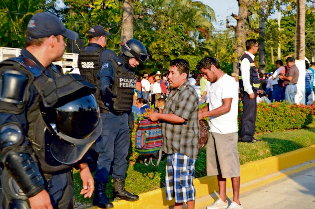 Ante las manifestaciones de docentes, se colocó un cerco policiaco en los alrededores del lugar en que se hizo la evaluación. DASSAEV TÉLLEZ. EL UNIVERSAL