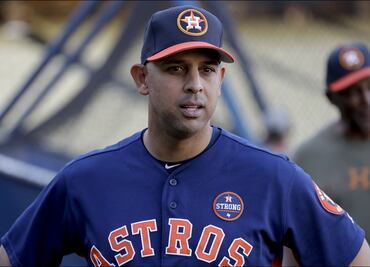 Alex Cora, el siguiente en la lista de castigo para las Grandes Ligas