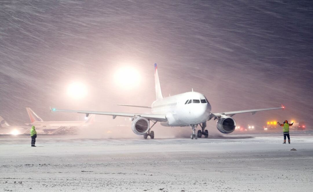 El personal del aeropuerto es el encargado de retirar el hielo o nieve de las pistas. (Foto: Istock)