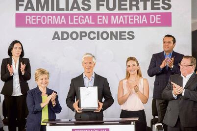 Del Mazo firma decreto y agiliza adopciones