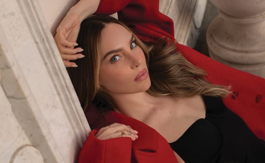 Belinda posa con un abrigo rojo oversized de silueta arquitectónica, combinado con un bodysuit negro de BOSS y botas altas negras que estilizan la figura. Foto: Instagram: @gqmexico (Alex Cordova)