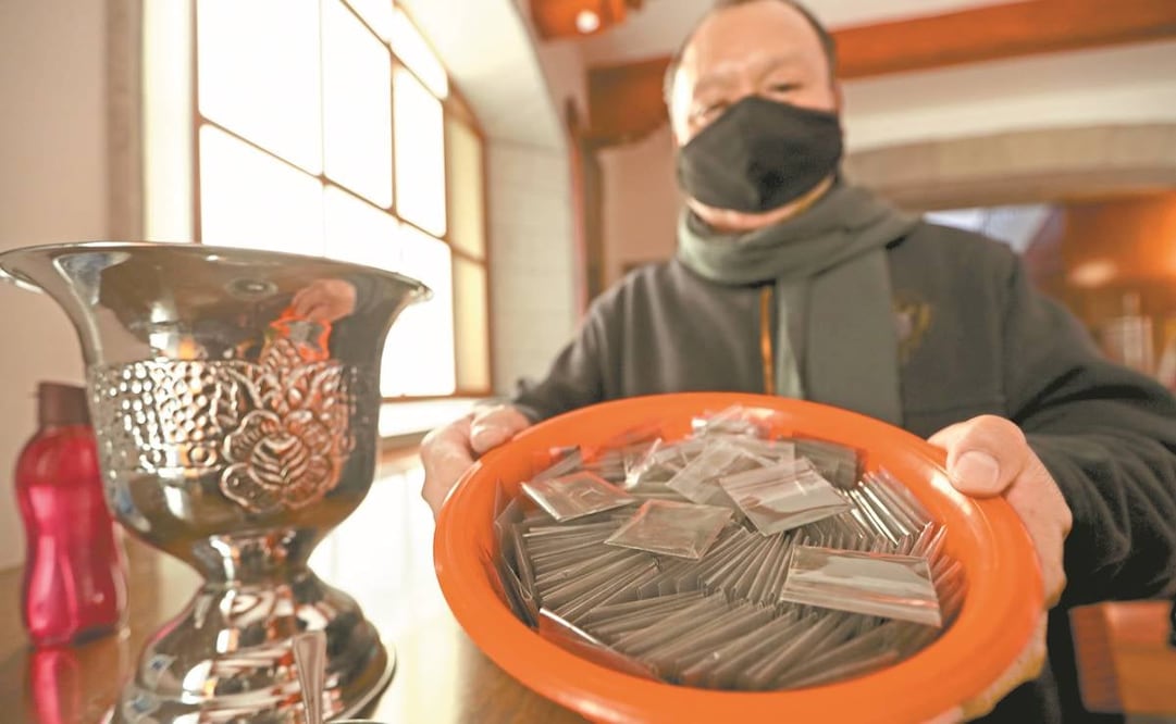 El sacristán Esteban Contreras Olivares prepara las bolsitas con el polvo que colocan en contenedores afuera de la Catedral. Foto: Jorge Alvarado. EL UNIVERSAL