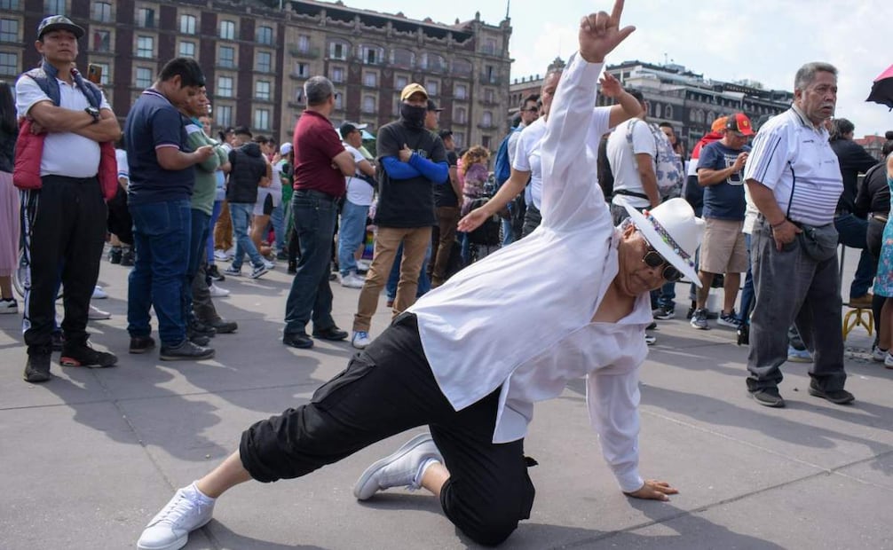 En el Día Internacional de la Danza el Zócalo tuvo sonideros con los que la gente disfrutó de una tarde de baile. Además, los ciudadanos presentaron una rutina que practicaron desde tiempo atrás. 
Foto: Santiago Cadena / El Universal