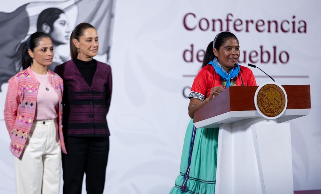 Corredora rarámuri Lorena Ramírez durante la conferencia mañanera de la presidenta Claudia Sheinbaum (31/10/2025). Foto: Hugo Salvador / EL UNIVERSAL