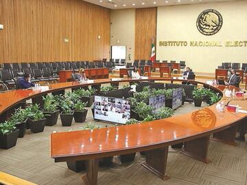 Denuncia ante FGR a consejeros del INE, "un atentado contra la democracia": Va por México