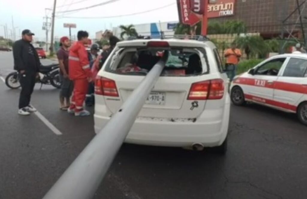 El hombre trató de esquivar el poste pero nada pudo hacer Foto: Captura de video N+
