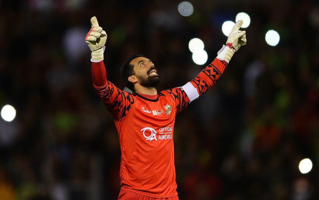 Imago7. Edgar Hernandez festejando el campeonato de Alebrijes