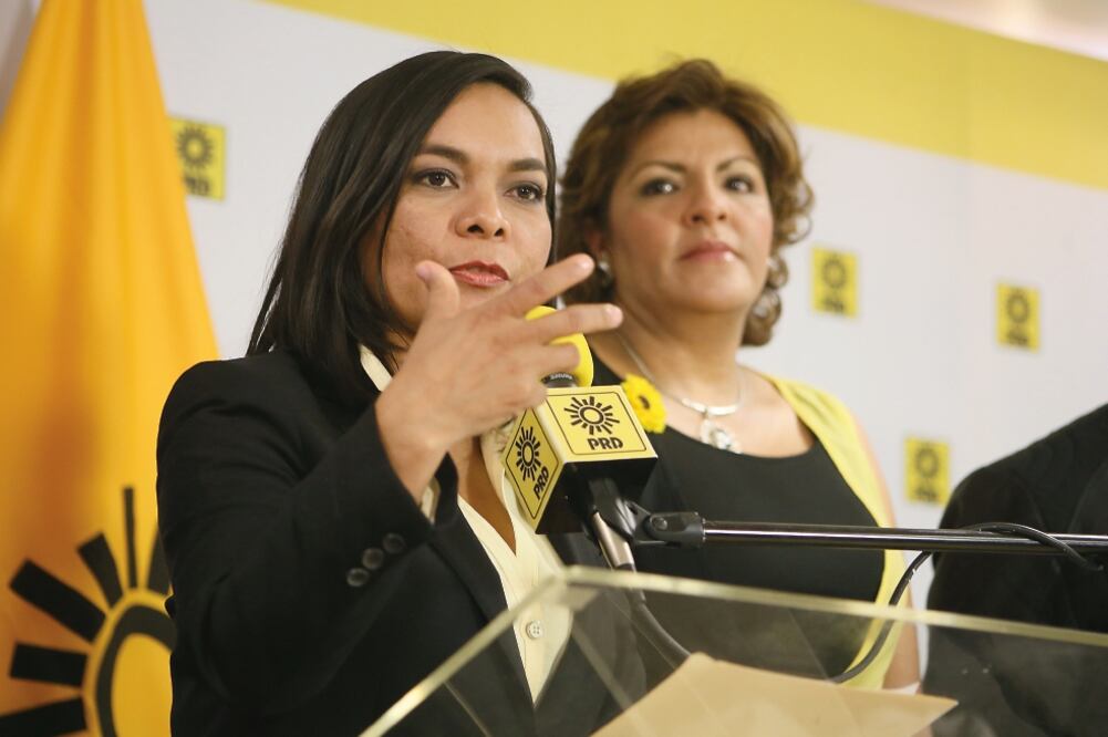 La presidenta interina del PRD, Beatriz Mojica, en rueda de prensa tras recibir de su antecesor, Agustín Basave, las oficinas y documentación del partido (BERENICE FREGOSO. EL UNIVERSAL)
