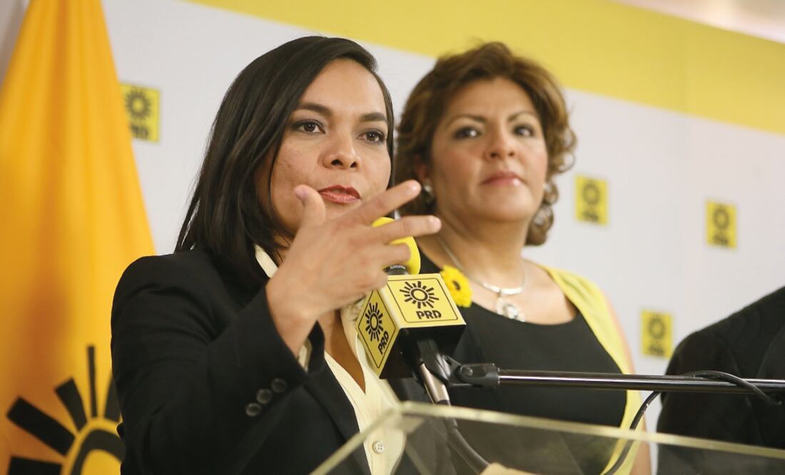 La presidenta interina del PRD, Beatriz Mojica, en rueda de prensa tras recibir de su antecesor, Agustín Basave, las oficinas y documentación del partido (BERENICE FREGOSO. EL UNIVERSAL)