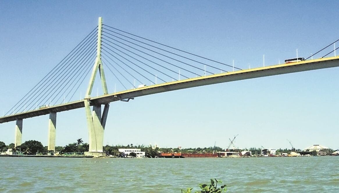 Además de los fenómenos naturales, el desgaste en el puente se debe al tránsito diario que pasa por ahí, destaca un informe interno de la SCT. Foto: Archivo. El Universal