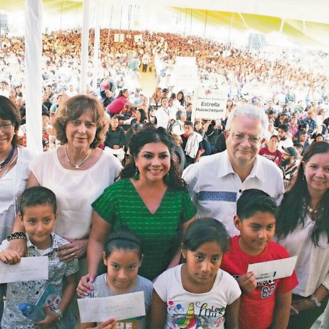 Clara Brugada. alcaldesa de Iztapalapa, durante la entrega de estímulos a los primeros 8 mil estudiantes de primarias públicas. CORTESÍA