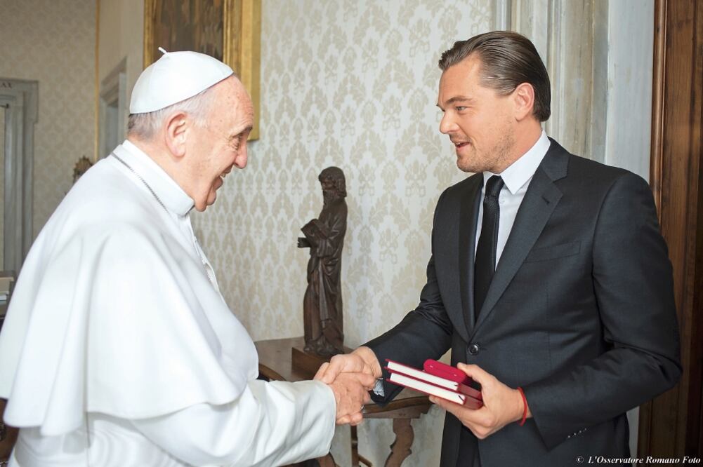 Radio Vaticano informó que DiCaprio regaló al Papa un libro de arte (REUTERS)