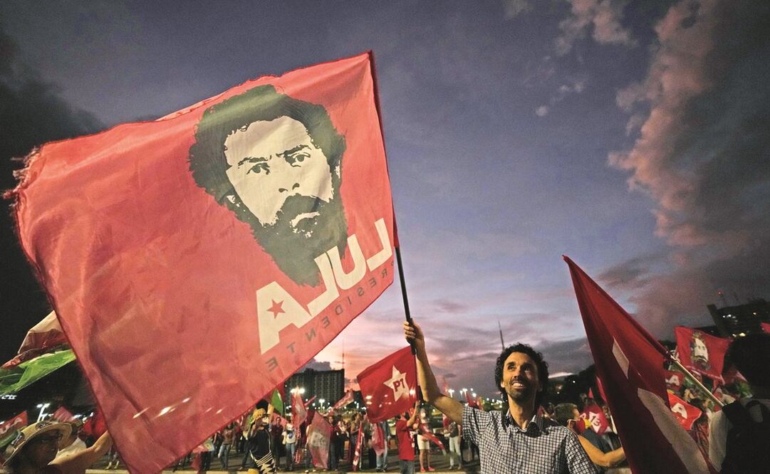 Un partidario del exmandatario Luiz Inácio Lula da Silva, durante un acto de campaña en una estación de autobuses de Brasilia.