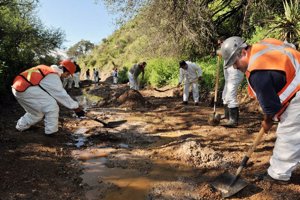 Brigadas de limpieza laboran en el Río Sonora luego que el 8 de agosto de 2014 se registró una fuga de contaminantes altamente tóxicos en las tuberías de las instalaciones de Grupo México. Foto Archivo/EL UNIVERSAL
