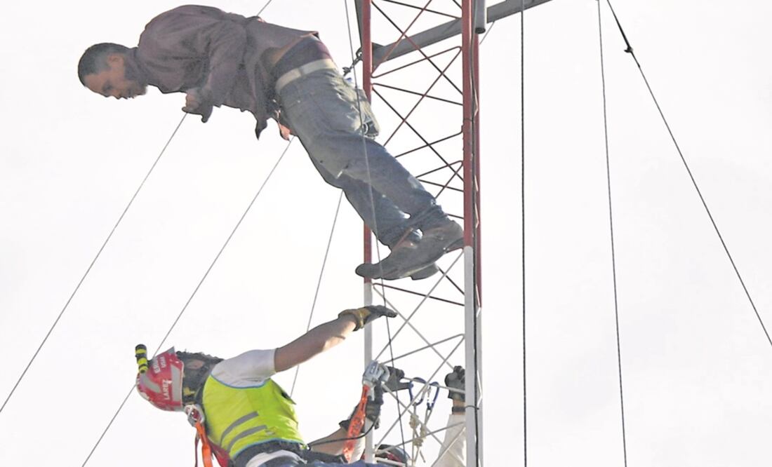 Paramédicos dialogaron con el sujeto, pero no lograron que bajara. FOTO: ALAN RODRÍGUEZ. EL UNIVERSAL